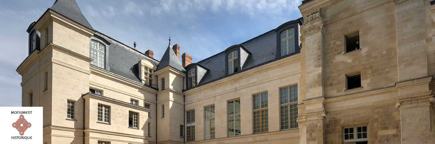 Façades extérieures restaurées en pierres de taille
