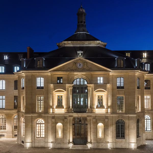 réhabilitation maison yves saint laurent la nuit