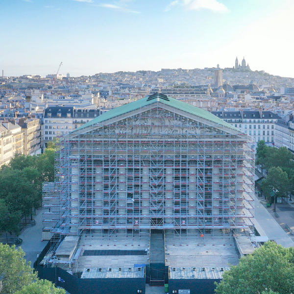 restauration de la Madeleine avec échafaudages