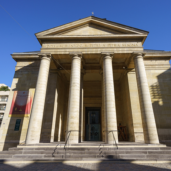 les colonnes et façades historiques en pierre sont totalement rénovées