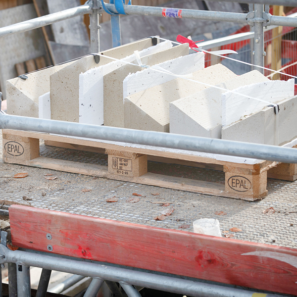 découpe et taille de pierre sur le chantier