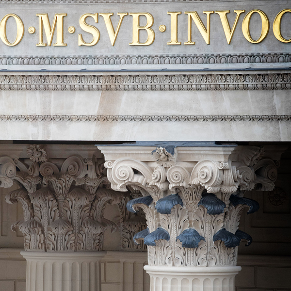 détails rénovés du pronaos de la Madeleine