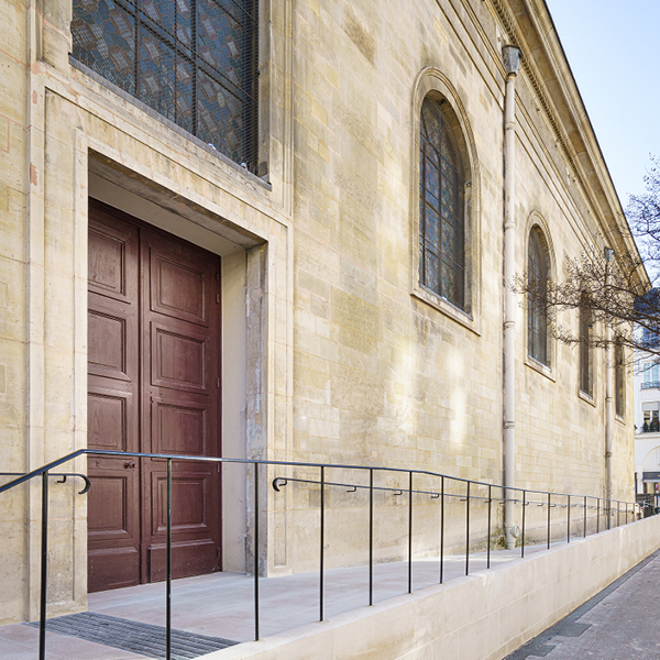 la rampe et les façades sont créés et réhabilités pour répondre aux normes PMR