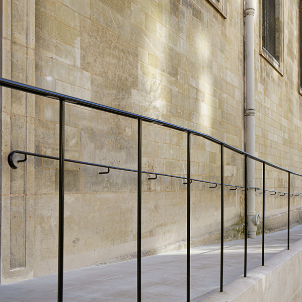 une rampe d'accessibilité est créée devant l'église saint pierre du gros caillou