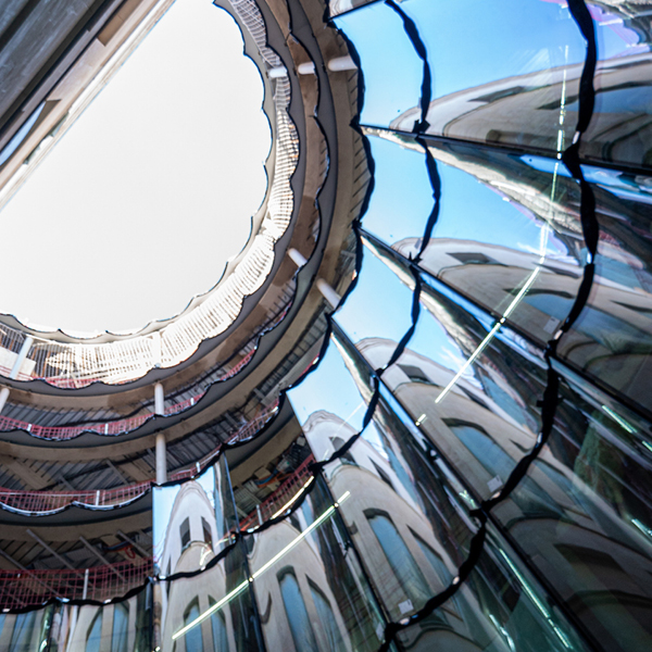 verrière en verre courbe dans le patio chambre des notaires