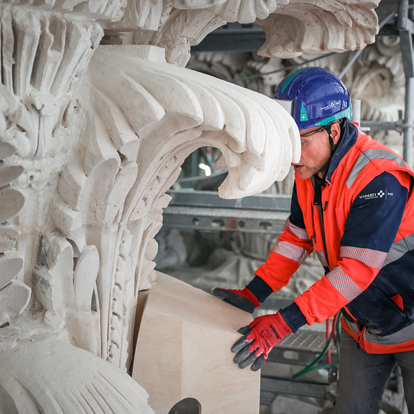 tailleurs de pierre VINCI qui restaure les sculptures de la Madeleine