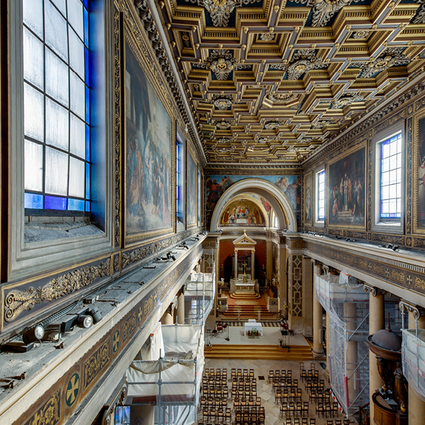 détails architecturaux de l'église rénovés