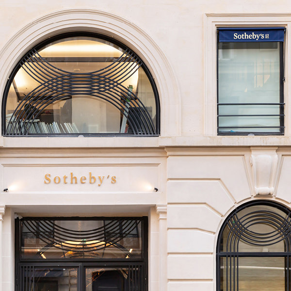 pierre de taille restaurées sur la devanture Sothebys