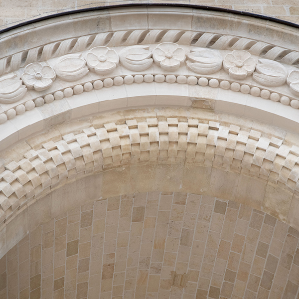 détails architecturaux restaurés sur l'église notre-dame de la gare